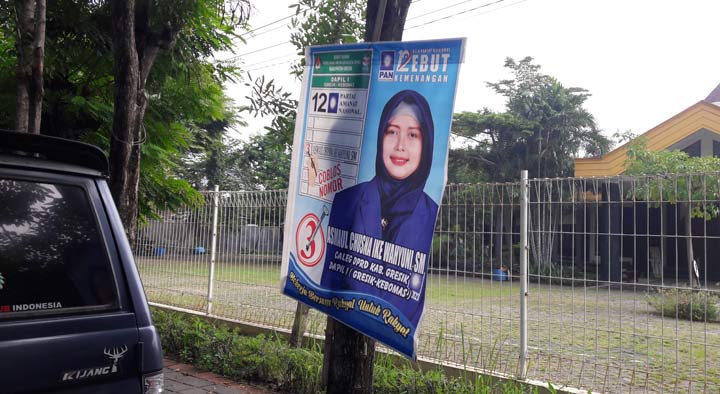Salah satu alat peraga caleg masih terpampang di Jalan Arif Rahman Hakim, Gresik hingga Senin (15/4), pukul 09.00 wib. foto: SYUHUD/ BANGSAONLINE