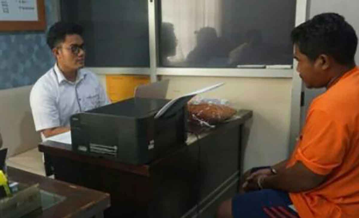 Sopir dari Trowulan, Kabupaten Mojokerto, saat diinterogasi petugas karena membegal tetangganya.