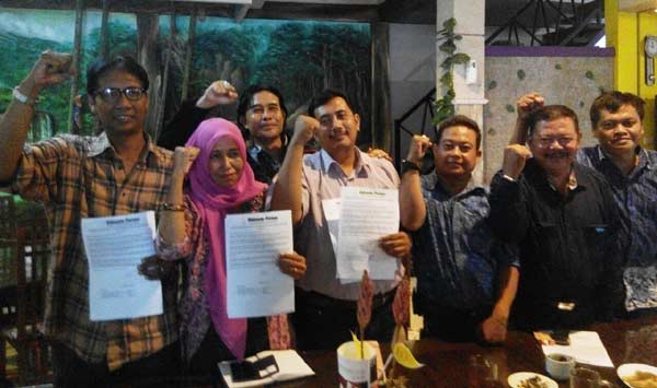 KOMPAK: Perwakilan lima LSM dimotori Sidoarjo Forum yang bertekad mengawal penuntasan kasus dugaan ijazah palsu saat jumpa pers, kemarin (20/1). foto: musta’in/ BANGSAONLINE