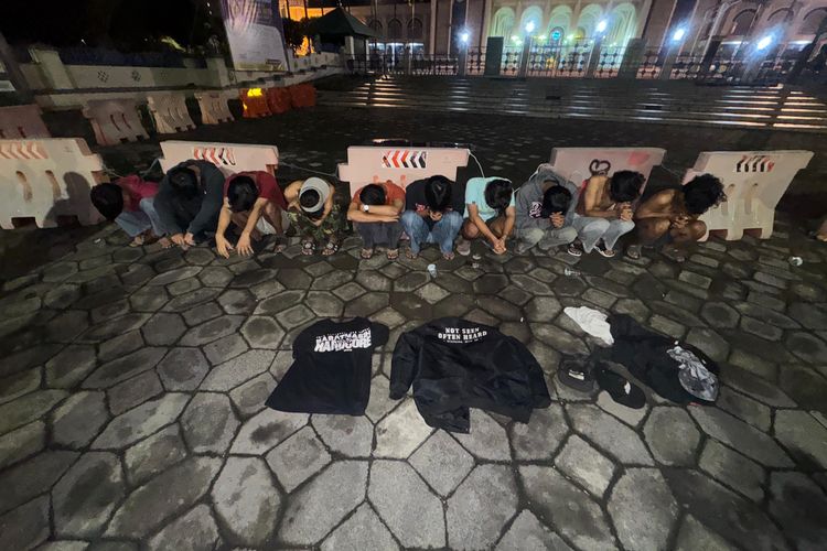 Remaja yang mengenakan atribut gangster dan membawa sajam diamankan polisi saat konvoi di kawasan Masjid Agung Surabaya