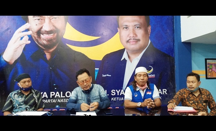 Anggota Fraksi Nasdem DPRD Gresik, Nur Hudi Didin Arianto didampingi kuasa hukumnya, Irfan Choirie, S.H, dan Al Ushudi, S.H. saat memberikan keterangan pers. foto: SYUHUD/ BANGSAONLINE