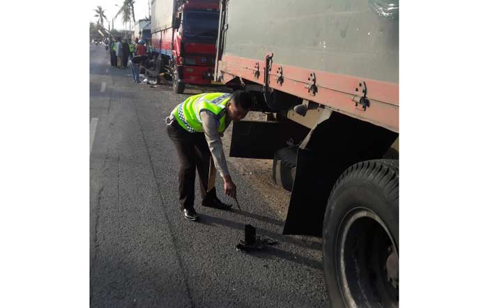 Petugas melakukan olah TKP kecelakaan. 