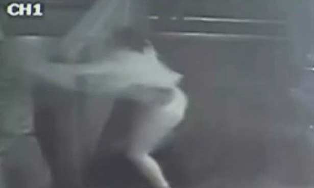 Pertarungan antara Paran melawan Harden. Perut buncit berisi jabang bayi pun dihadiahi tendangan. foto: repro mirror.co.uk