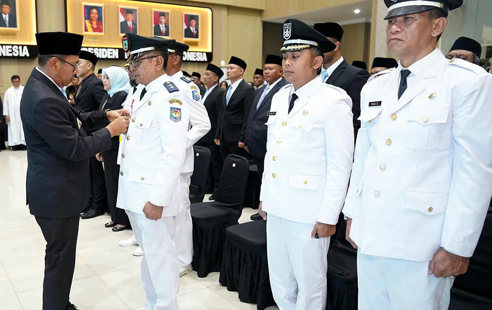 Wali Kota Batu Nurochman memasangkan pin secara simbolis sebagai tanda pelantikan pejabat.