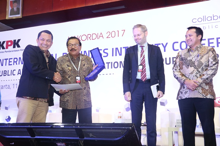 Komitmen Pakde Karwo Cegah Korupsi Lewat Regulasi Kemudahan Berbisnis.