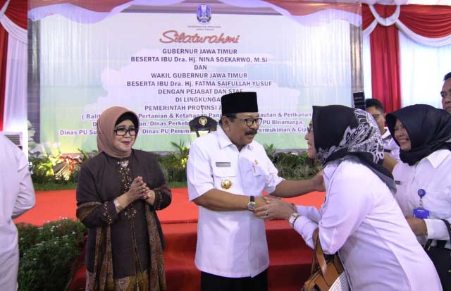Pakde dan Bude Karwo sedang bersalaman dengan seluruh ASN yang hadir.
