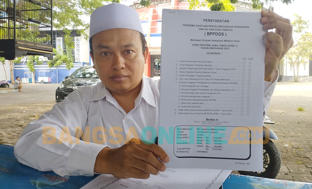 Kepala MDT Wustha Miftahul Ulum Abdul Wahid saat menunjukkan BPPDGS. Foto: MUTAMMIM/ BANGSAONLINE