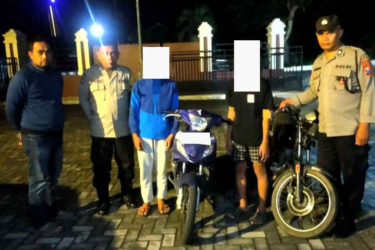 Dua pelaku berinisial AIM dan ZB saat diamankan di Polres Blitar atas dugaan pencurian sepeda motor. Foto: Dok. Polres Blitar.