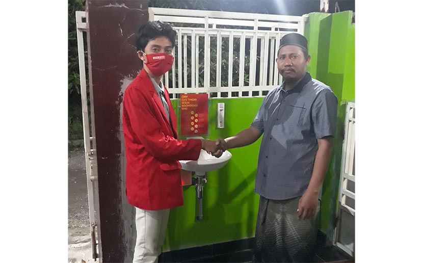 Muhammad Rizqi Hidayatulloh dan pengurus Mushallad Al-Mawaddah berfoto dengan latar Wastafel Touchless di Mushalla Al-Mawaddah Sidoarjo. foto: ist.