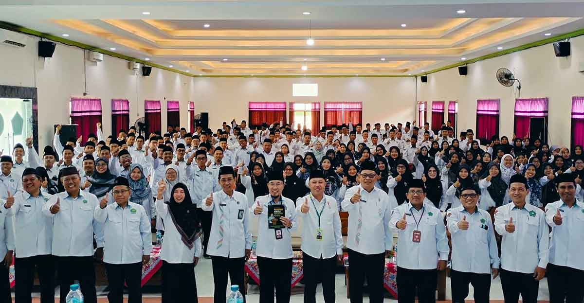 Penyuluh Agama Islam dari 3 kabupaten, Lamongan, Tuban, dan Bojonegoro) saat mengikuti Bimtek, atau bimbingan teknis di Aula MTsN 1 Babat.