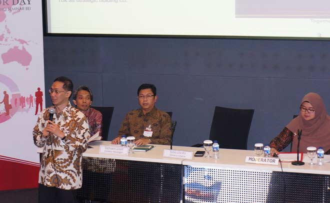 Direktur Utama Semen Indonesia Rizkan Chandra memaparkan kinerja PT Semen Indonesia (Persero) Tbk. foto: SYUHUD/ BANGSAONLINE