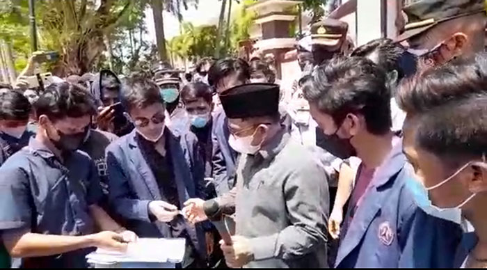 Suasana Demo damai BEM Unira di depan Gedung DPRD Pamekasan. 