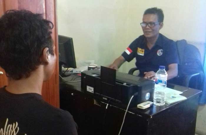 Pengedar narkoba sedang diinterogasi petugas.
