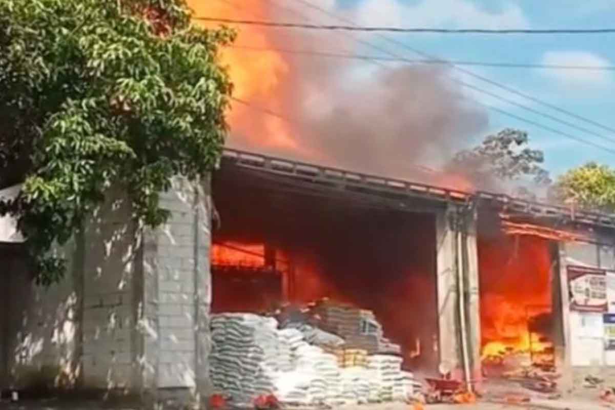 Toko bangunan di Desa Kepung, Kediri saat terbakar yang diduga kuat dari dua karyawan yang merokok saat packing tiner.
