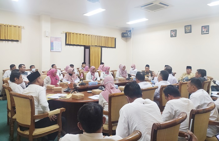 Audensi guru honorer yang berlangsung di DPRD Sampang. foto: MUTAMMIM/BANGSAONLINE