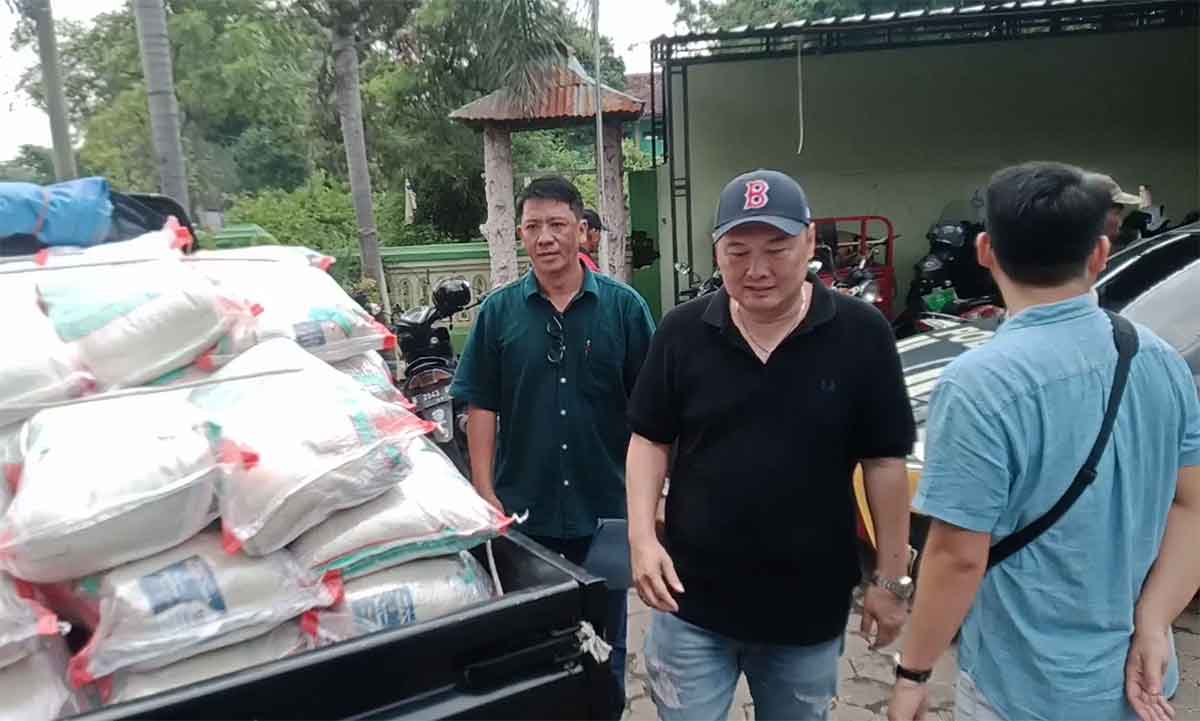 Pembagian beras untuk masyarakat yang dilakukan PT Berdikari Jaya Bersama.