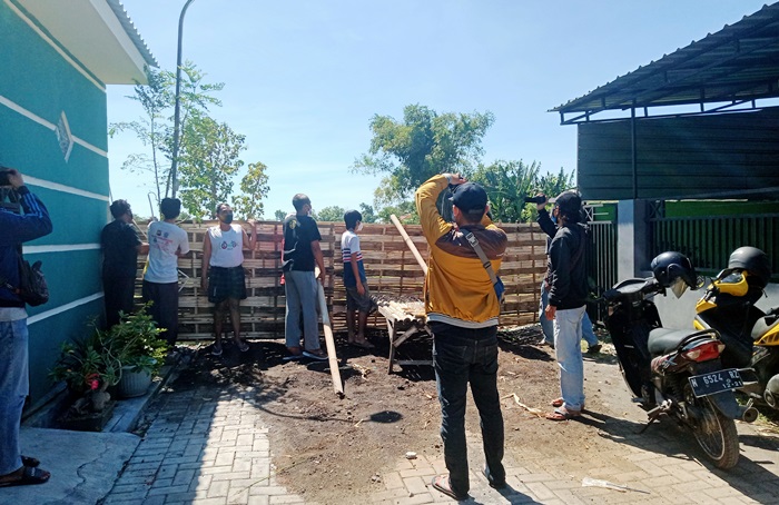 Warga Kompleks Perum Green Savana, Kelurahan Triwung Kidul, Kecamatan Kademangan, Kota Probolinggo melakukan aksi protes dengan meutup jalan pakai sesek bambu.