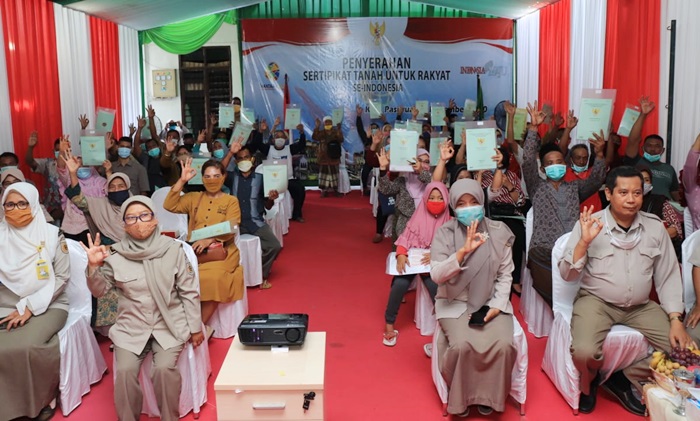 Sebanyak 56 warga Kelurahan Pohjentrek, Kecamatan Purworejo, Kota Pasuruan, usai menerima sertifikat PTSL, Senin (9/11/20).