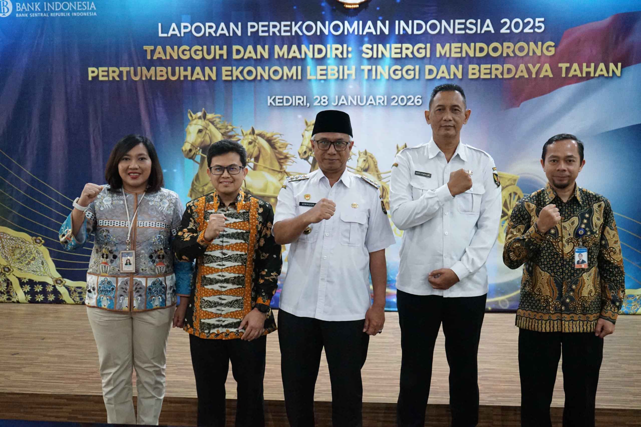Kepala Perwakilan Bank Indonesia Kediri (nomor 2 dari dari kiri) dan Wakil Wali Kota Kediri (tengah) usai mengikuti LPI 2025. Foto: Ist