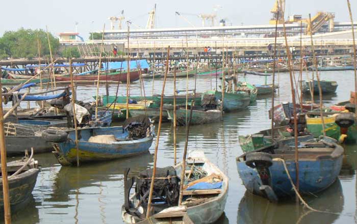 Perahu nelayan-nelayan di Gresik saat ditambat. foto: SYUHUD/ BANGSAONLINE