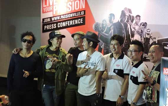 Slank dan petinggi Diplomat Mild usai press conference. foto: iwan irawan/BANGSAONLINE