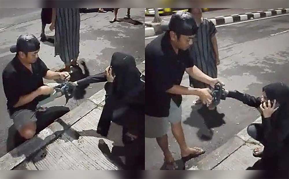 Fahror Rosi warga Dusun Nagasari, Desa Palengaan Laok, Pamekasan, dengan temannya Nur Ubaidillah, warga Surabaya, usai dibegal di kawasan Jalan Kedung Cowek, Surabaya.