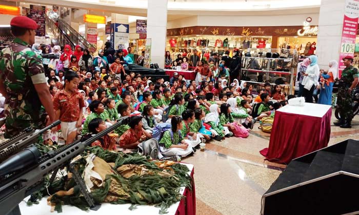 Tampak antusias siswa-siswi dari Sekolah Dasar (SD) Kali Asin 1 dan TK. Wahyu Luhur Karang Gayam 1 Surabaya yang berkunjung ke pameran Alutsista Kopaska Koarmatim.