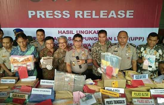 Kapolda Jatim merilis hasil tim Saber pungli selama lima bulan.