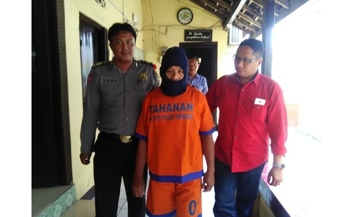 Pelaku sedang dikeler petugas Polsek Krembung Sidoarjo.