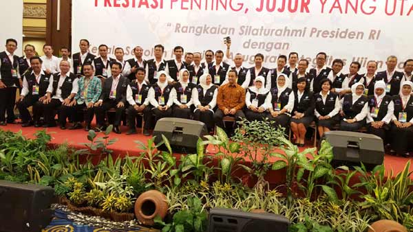 POSE BERSAMA: Para Kasek saat foto bersama dengan Mendikbud Anis Baswedan usai menerima penghargaan Anugerah UN Berintegritas dari Presiden Jokowi, di Istana Negara, Senin (21/12/2015). foto: istimewa 