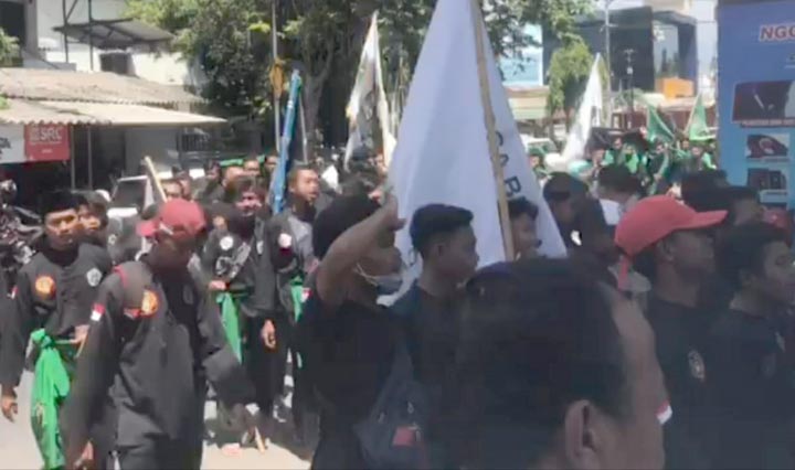 Ratusan pesilat dari Perguruan Pagar Nusa Jember ramai-ramai mendatangi Mapolres Jember.