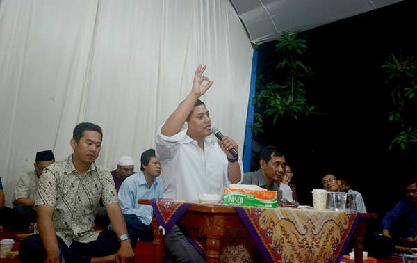 Wali Kota Kediri berdialog dengan warga Kelurahan Semampir dalam agenda Kopi Tahu. foto: hms
