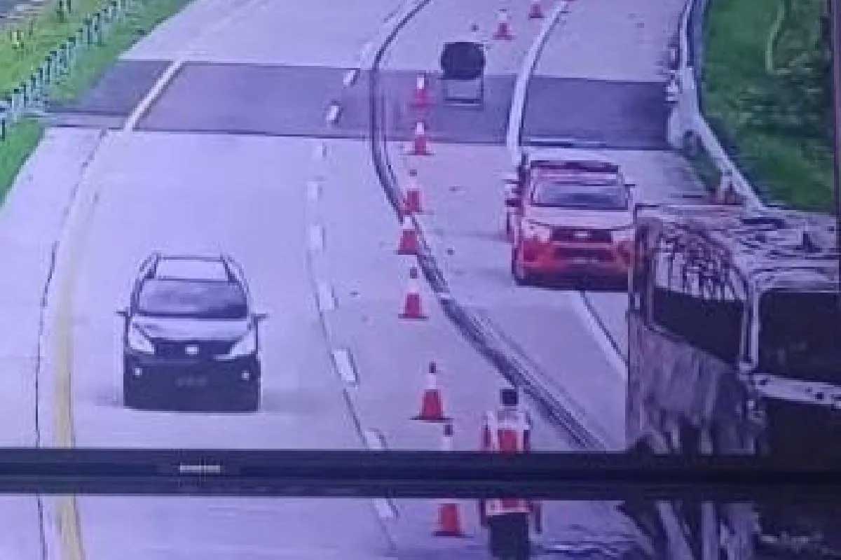Tangkapan layar bus Pahala Kencana yang terbakar di KM 705 A Tol Jombang-Mojokerto, dengan tujuan Bandung-Denpasar, Rabu (17/4/2024). 