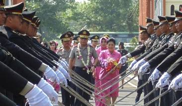 PENYAMBUTAN – Upacara pedang pora menyambut kedatangan Irjen Pol Anas Yusuf, sebagai Kapolda Jawa Timur, di Mapolda Jawa Timur, Kamis (4/9/2014). foto : azharil farih/BangsaOnline