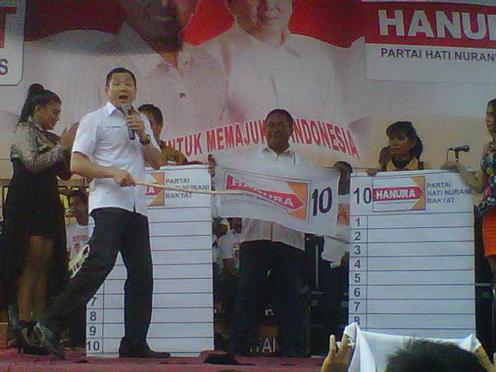 AYO COBLOS - Cawapres Partai Hanura, Hary Tanoesudibyo (HT) saat sosialisasi tata cara coblosan, kala kampanye akbar, di GOR Delta Sidoarjo, Minggu (16/3/2014). foto : mustain/BANGSAONLINE