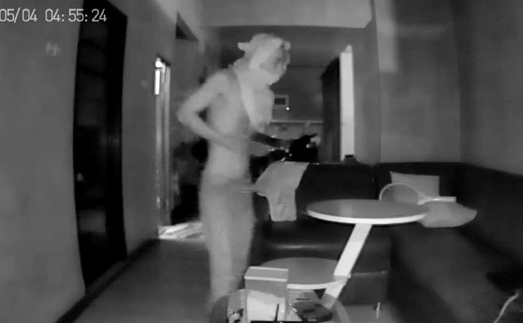 Aksi pelaku saat sedang mencari barang berharga terekam CCTV.