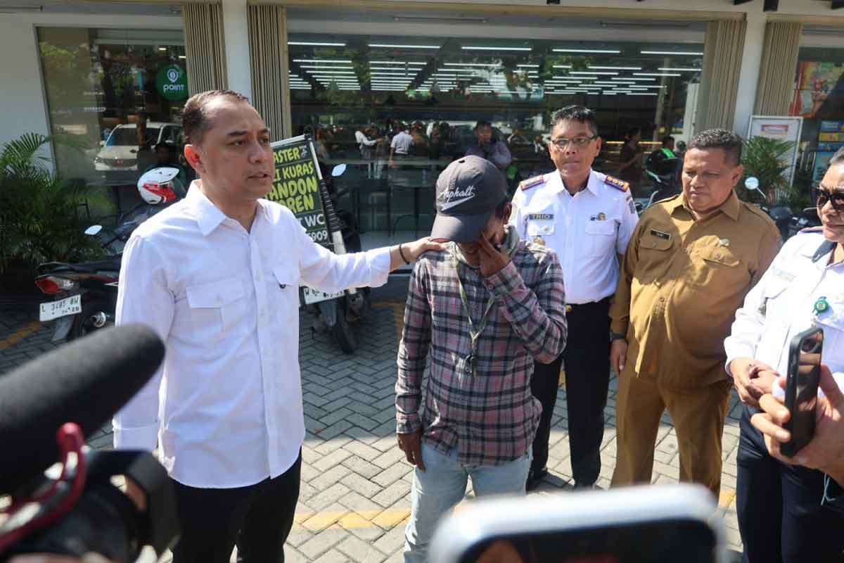Wali Kota Surabaya, Eri Cahyadi saat sidak parkir liar di salah satu minimarket di Jalan Merr, Jalan Dr. Ir. H. Soekarno, Selasa (3/6/2025).