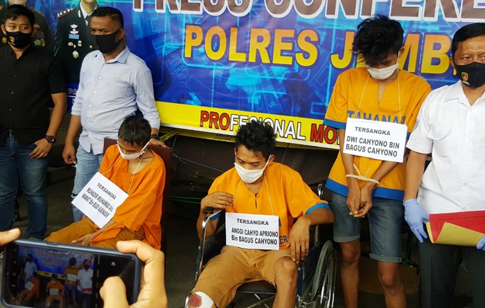 Para pelaku pembunuhan seorang koreografer di Jember saat dirilis polres setempat.