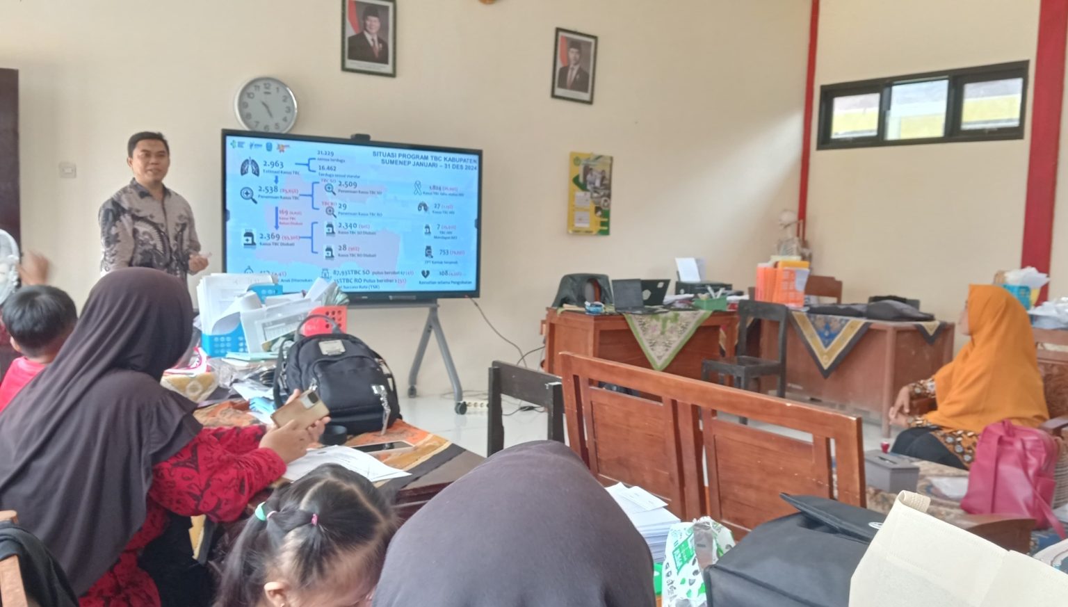 Petugas Dinkes P2KB Sumenep saat menyampaikan materi di SDN Tambuko