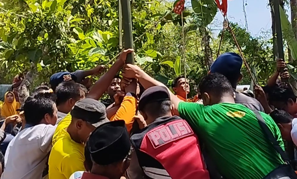 Petugas gabungan dari TNI dan Polri dibantu BPBD saat melakukan evakuasi terhadap korban.