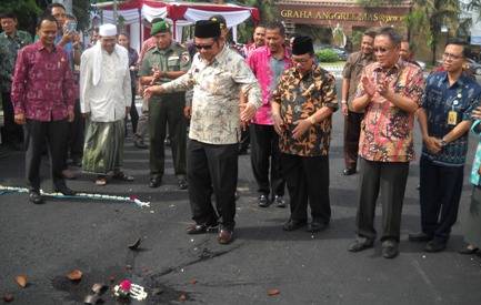 SIMBOLIS – Bupati Sidoarjo H Saiful Ilah memecah kendi saat peresmian Jembatan Pagerwojo, di kawasan Jalan Lingkar Barat, Jumat (2/1/2015). foto: nanang ichwan/BangsaOnline