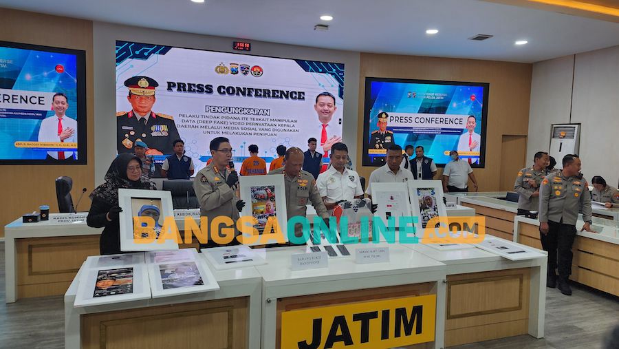 Kapolda Jawa Timur Irjen Pol Nanang Avianto didampingi Kepala Dinas Kominfo Jatim Sherlita Ratna Dewi Agustin saat konferensi pers. Foto: Devi Fitri Afriyanti/BANGSAONLINE