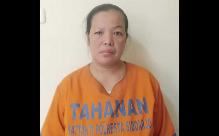Tersangka Arik Sukoningtyas (46).