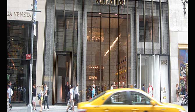 Valentino Department Store di Manhattan, New York, AS, lokasi perempuan Muslim diserang pria asing. foto : visit5thavenue.com