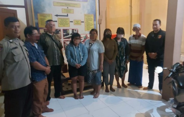 Unit Reskrim Polsek Duduksampeyan saat mengamankan 4 PSK online yang menjajakan diri selama Ramadan (dok. Ist)