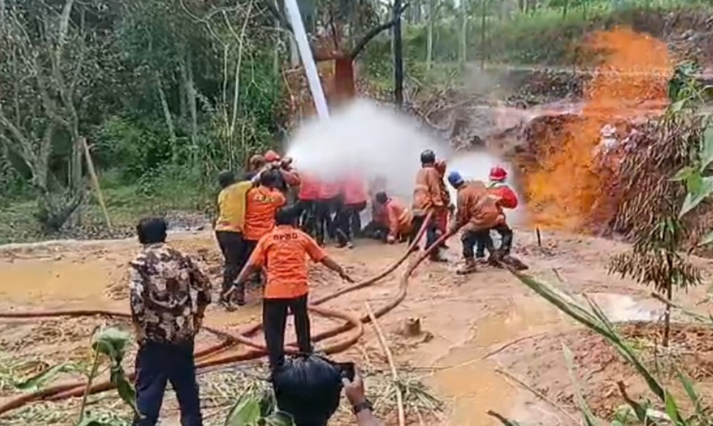 Petugas saat berupaya memadamkan semburan api dari sumur bor di Desa Kadur, Kecamatan Kadur, Kabupaten Pamekasan.