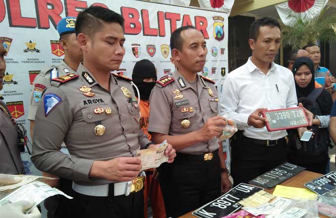 Kapolres Blitar AKBP Slamet Waloya (tengah) menunjukkan sejumlah barang bukti ungkap kasus pemalsuan STNK dan BPKB. foto: AKINA/ BANGSAONLINE