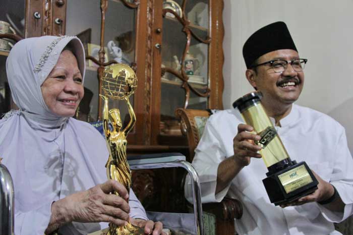 Jenguk Ida Laila, Gus Ipul Komitmen Perhatikan Nasib Seniman