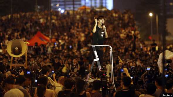 ?

Joshua Wong, si kerempeng muda siswa SMA, ikon perjuangan Hong Kong. foto:repro bbc