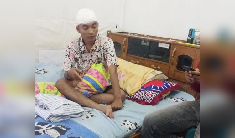 Korban Brian saat ditemui wartawan di rumahnya. 